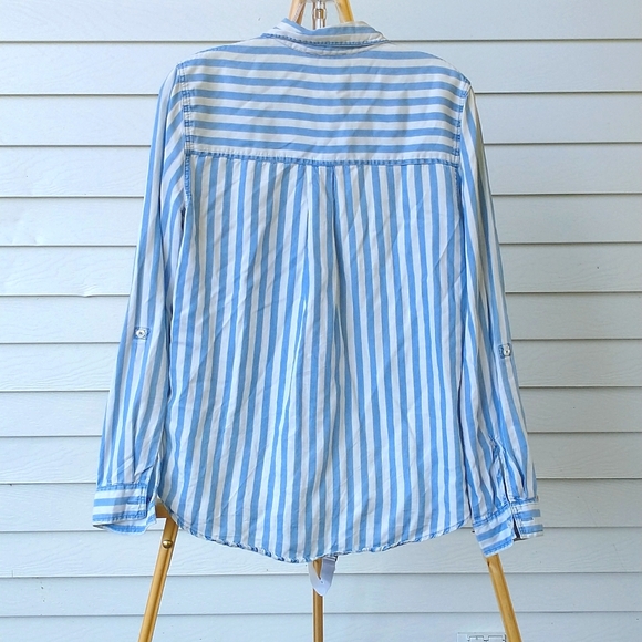 Forever 21 Blue and White Striped Button Up Size M - Picture 2 of 5